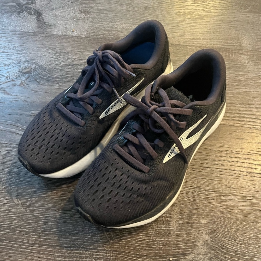 Brooks Black Athletic Running Shoes with Breathable Mesh